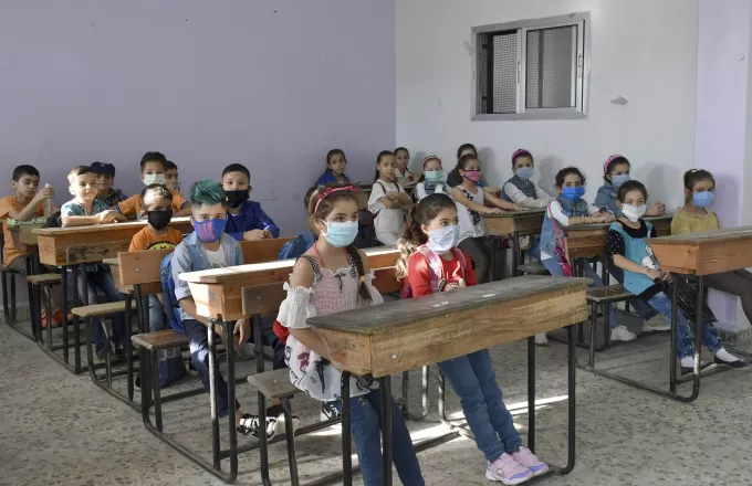 Κάτοικοι της βόρειας Συρίας έκαψαν τουρκικά σχολικά βιβλία γιατί περιείχαν εικόνες του Μωάμεθ