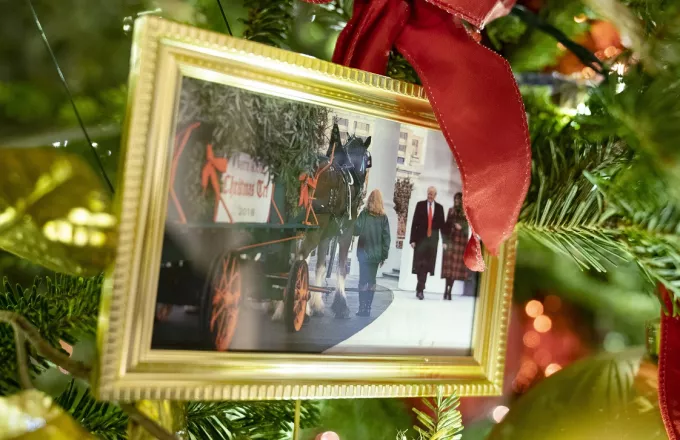 ΗΠΑ: Στο χριστουγεννιάτικο δέντρο των Μπάιντεν, μια φωτογραφία... των Τραμπ-Τί συμβολίζει	