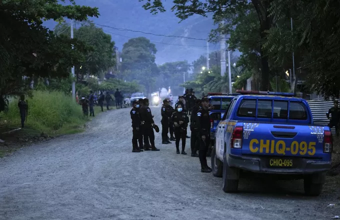 Η αστυνομία της Γουατεμάλας βρήκε 54 Αϊτινούς μετανάστες στο ρυμουλκό φορτηγού	