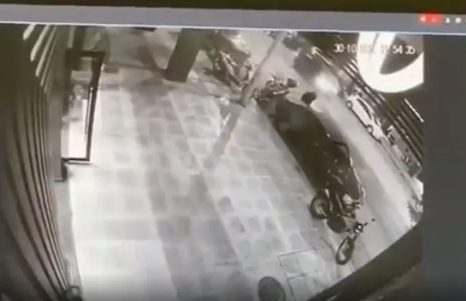 Βίντεο ντοκουμέντο: Με ιλιγγιώδη ταχύτητα έπεσε ο οδηγός του αυτοκινήτου πάνω στον ντελιβερά 