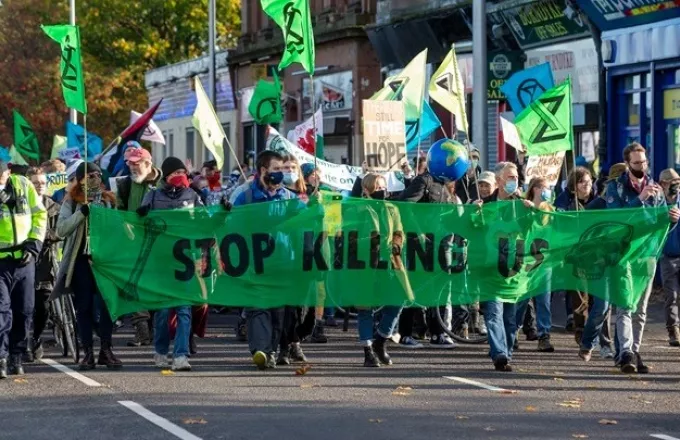 «Τέλος στα ωραία λόγια»: Ο κόσμος διαδηλώνει για το κλίμα με αφορμή τη διάσκεψη στη Γλασκώβη
