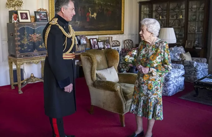Βρετανία: Επέστρεψε στα καθήκοντά της η βασίλισσα Ελισάβετ (vid)