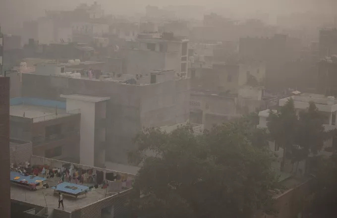 Ινδιά: Συναγερμός λόγω της ατμοσφαιρικής ρύπανσης στο Νέο Δελχί-Έκλεισαν τα σχολεία (vid)