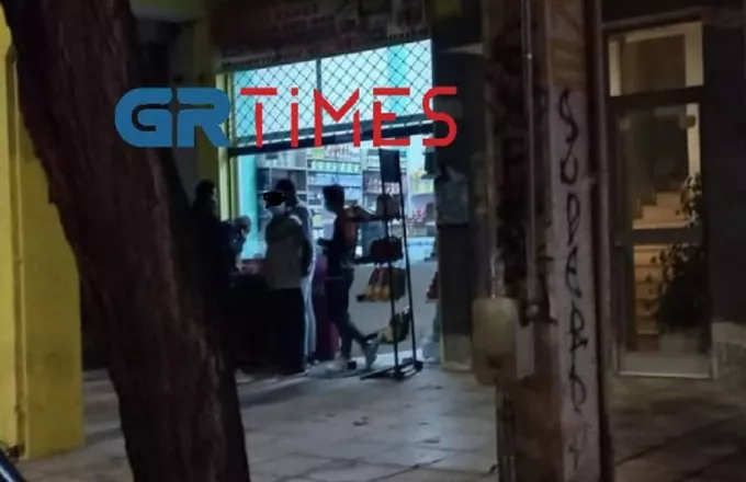 Θεσσαλονίκη: Επιτέθηκαν και λήστεψαν υπάλληλο μίνι μάρκετ με μαχαίρια, όπλο και καδρόνια (pic+vid)
