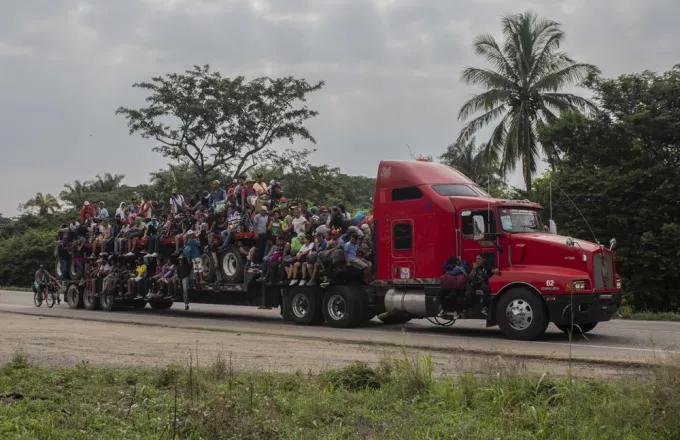 Μεξικό: Περίπου 600 μετανάστες βρέθηκαν στοιβαγμένοι μέσα σε δύο φορτηγά 