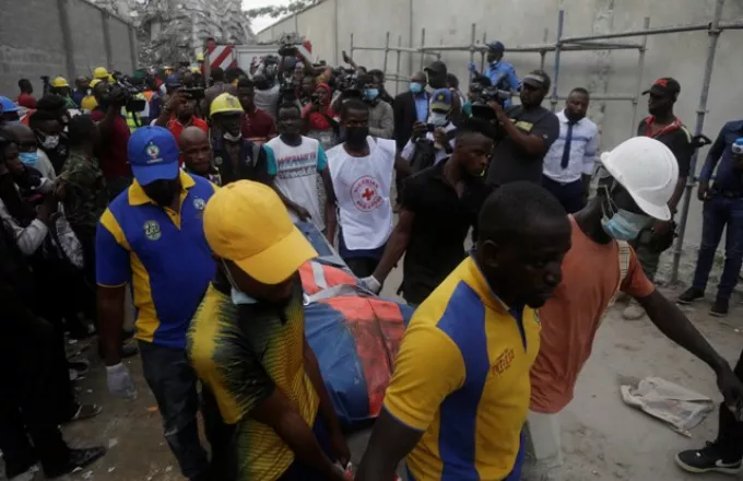 Κατάρρευση κτιρίου στη Νιγηρία: Τουλάχιστον έξι νεκροί και 100 αγνοούμενοι (pic)