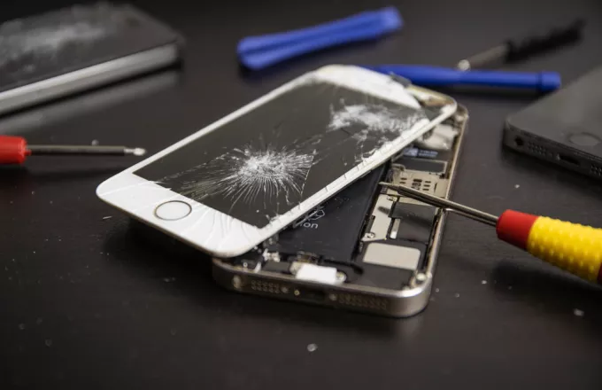 Άφησε τα πείσματα η Apple: Πουλά εξαρτήματα για να επισκευάσετε το iPhone στο σπίτι 