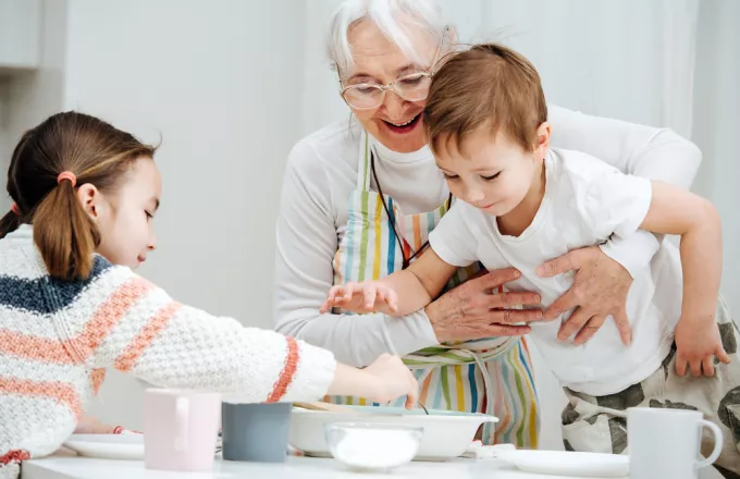 Γιατί οι γιαγιάδες νιώθουν μεγαλύτερη χαρά με τα εγγόνια τους, παρά με τα παιδιά τους