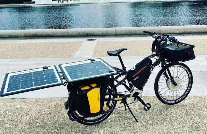 Διασχίζει τις ΗΠΑ με μοτοποδήλατο που παίρνει ενέργεια από τον ήλιο (pic)