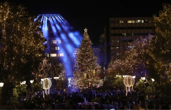 Σε ρυθμούς Χριστουγέννων η Αθήνα: Φωταγωγήθηκε το χριστουγεννιάτικο δέντρο στο Σύνταγμα (pics)