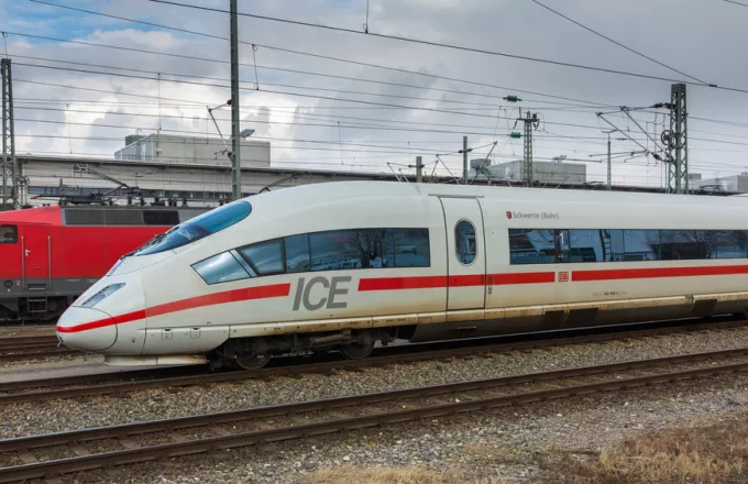 Τρόμος σε τρένο στη Βαυαρία: Τρεις τραυματίες μετά από επίθεση με μαχαίρι 	