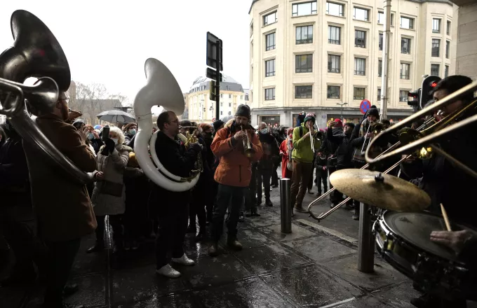 Κορωνοϊός- Βρυξέλλες: Διαδήλωση κατά του κλεισίματος θεάτρων και σινεμά λόγω Όμικρον