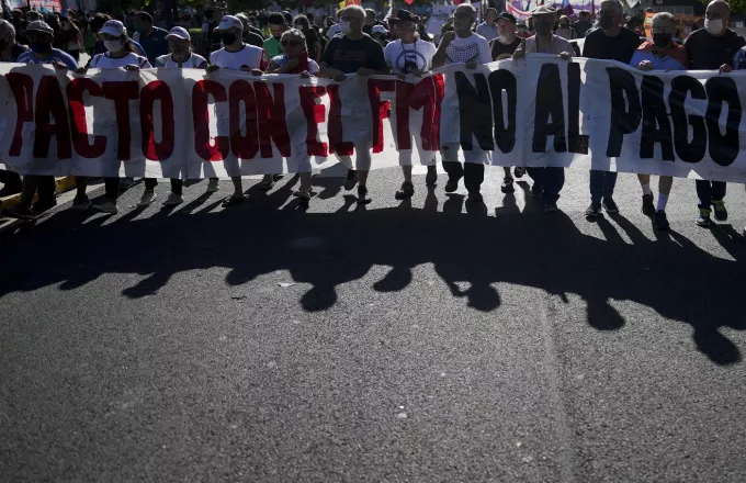 Αργεντινή: Δεκάδες χιλιάδες στον δρόμο εναντίον της νέας συμφωνίας με το ΔΝΤ	