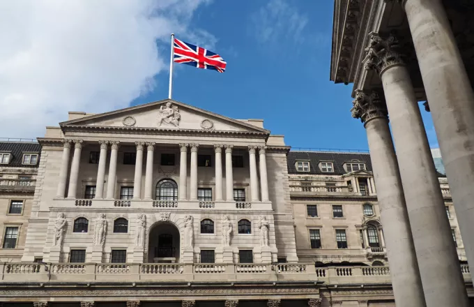 Τράπεζα της Αγγλίας: Αύξηση του επιτοκίου μετά από 3 χρόνια για συγκράτηση του πληθωρισμού 