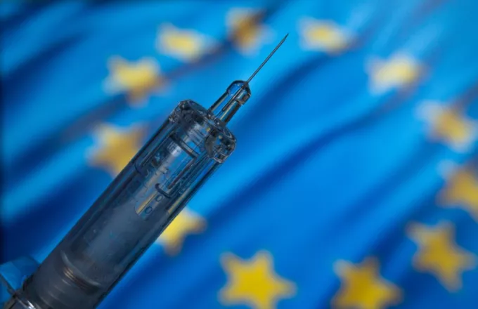 Politico: Η ΕΕ παρήγγειλε πάνω από 180 εκατ. δόσεις προσαρμοσμένου στη μετάλλαξη Ο εμβολίου