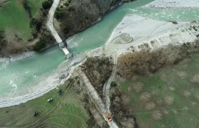 Μέτσοβο: Γέφυρα τύπου Bailey τοποθετείται στον Άραχθο από το ΓΕΕΘΑ 