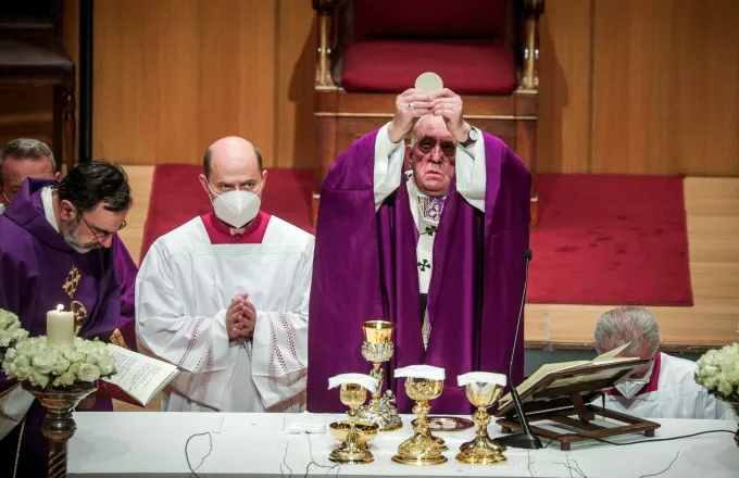 Σε κλίμα κατάνυξης η Θεία Λειτουργία υπό τον Πάπα Φραγκίσκο στο Μέγαρο Μουσικής (pic+vid)