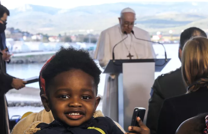 Πάπας Φραγκίσκος σε μετανάστες: «Όποιος σας φοβάται δεν σας έχει δει στα μάτια» 