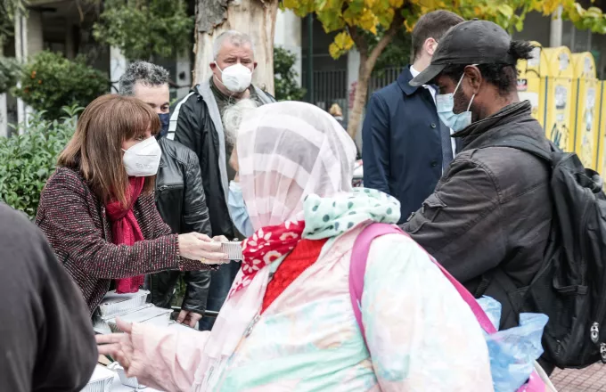 Σακελλαροπούλου: Η ΠτΔ και οι Γιατροί του Kόσμου μοίρασαν φαγητό σε αστέγους
