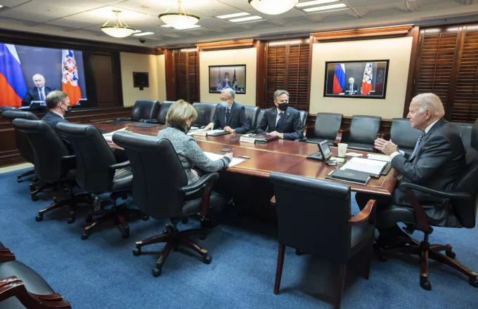 Ουκρανία: Ο Μπάιντεν προειδοποίησε τον Πούτιν με κυρώσεις αν κλιμακώσει την κατάσταση