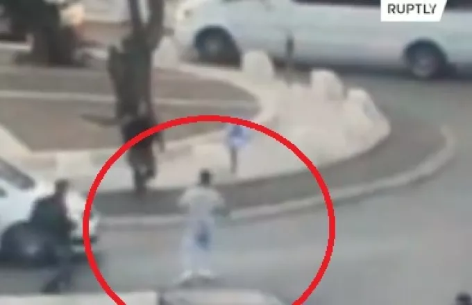 Στιγμές τρόμου στην Ιερουσαλήμ: Επιτίθεται με μαχαίρι και τον πυροβολούν δυνάμεις ασφαλείας (video)