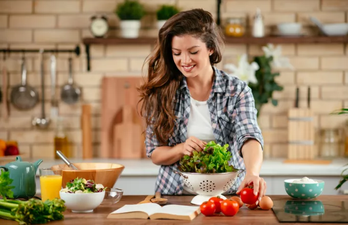 Έξι τρόποι να μαγειρεύεις πιο υγιεινά στο σπίτι, σύμφωνα με τους ειδικούς