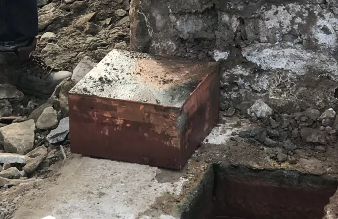 ΗΠΑ: Βρήκαν 2η χρονοκάψουλα κάτω από το άγαλμα του στρατηγού Λι- Αγωνία για το περιεχόμενο (pics)