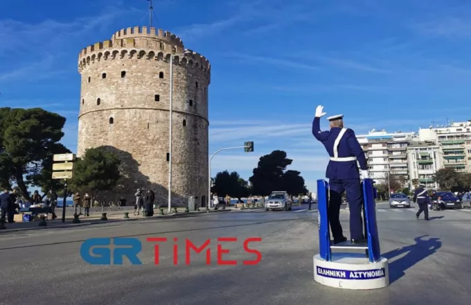 Επέστρεψε ο τροχονόμος στο βαρέλι μπροστά στον Λευκό Πύργο (VIDEO)