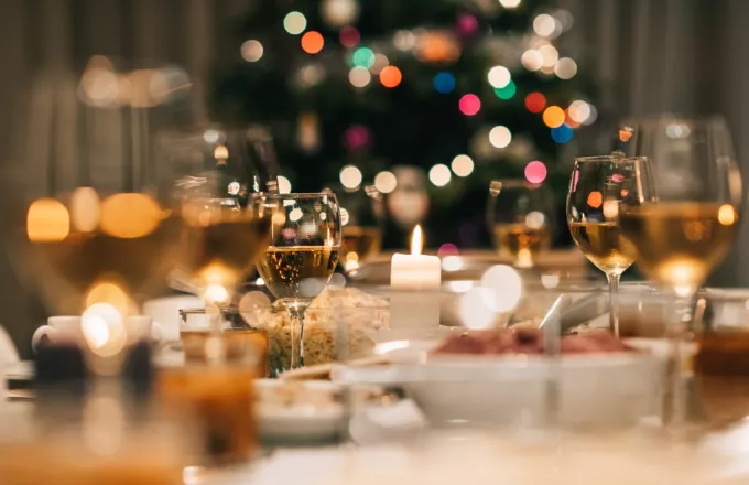 Περίεργα έθιμα της Πρωτοχρονιάς: Από ...σπασμένα πιάτα μέχρι σταφύλια και μήλα για τύχη