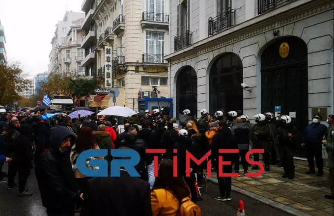 Θεσσαλονίκη: Συγκέντρωση αντιεμβολιαστών έξω από το προξενείο της Σερβίας υπέρ Τζόκοβιτς (pics+vid)