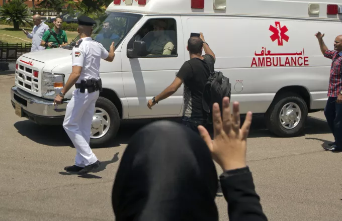 Αίγυπτος-Νείλος: Τουλάχιστον 2 νεκροί κι 8 αγνοούμενοι μετά την πτώση φορτηγού από φέριμποτ (pic)