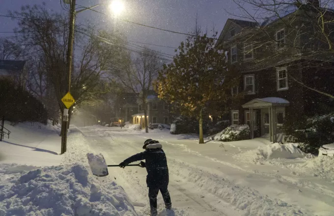 Ισχυρή χιονοθύελλα πλήττει τις βορειοανατολικές ΗΠΑ -Τα 70 εκατοστά έχει φτάσει το χιόνι σε κάποιες πόλεις