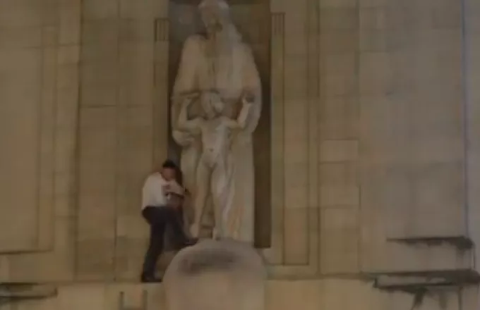 Σκαρφάλωσε στο κτίριο του BBC και κατέστρεφε επί ώρες άγαλμα παιδόφιλου γλύπτη (vids)