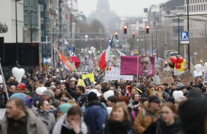 Βρυξέλλες: Επεισόδια σε ογκώδη διαδήλωση κατά της πανδημίας - Eπιτέθηκαν σε κτίριο της ΕΕ (vids)