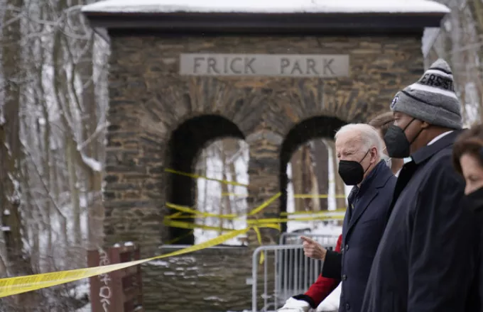 ΗΠΑ: Ο Μπάιντεν επισκέφθηκε τη γέφυρα που κατέρρευσε στο Πίτσμπουργκ - «Είναι απίστευτο»