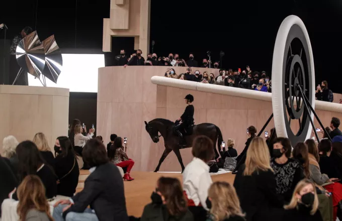 Ο γαλλικός οίκος μόδας Chanel πρωτοτύπησε στέλνοντας άλογο να κάνει πασαρέλα σε επίδειξή του 