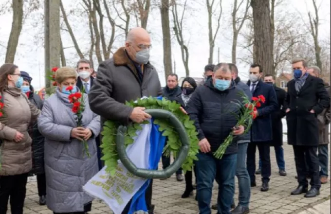 Στην Ουκρανία ο Νίκος Δένδιας - Κατάθεση στεφάνου στο μνημείο πεσόντων του Σαρτανά