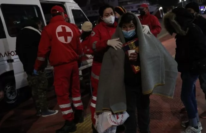Κουβέρτες, είδη ρουχισμού, τροφή και είδη πρώτης ανάγκης μοίρασαν εθελοντές του ΕΕΣ σε άστεγους στον Πειραιά