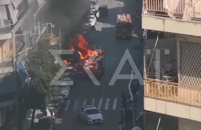 Πυρκαγιά τώρα στον Πειραιά: Δύο οχήματα στις φλόγες - Δείτε βίντεο και φωτογραφίες