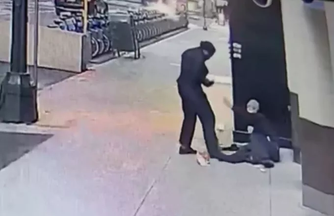 Συγκλονιστικό βίντεο: Άστεγος άρπαξε το πορτοφόλι άνδρα που του προσέφερε βοήθεια 