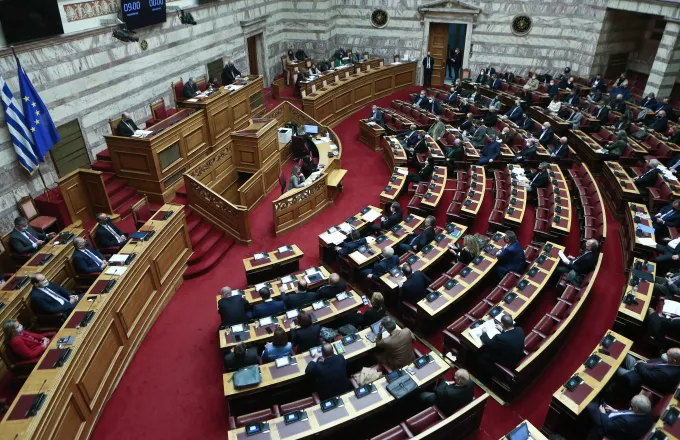 Κόντρα κυβέρνησης και αντιπολίτευσης στη Βουλή για τον κλιματικό νόμο- Αύριο η ψήφισή του 	