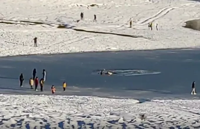 Λίμνη Πλαστήρα: Έσπασε ο πάγος και οι επισκέπτες βρέθηκαν να κολυμπούν στο παγωμένο νερό -Δείτε βίντεο