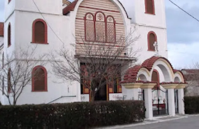 Κοζάνη: Σκηνές απείρου κάλλους σε εκκλησία- Πιστοί χωρίς μάσκες, πιστοποιητικό έτρεχαν να ξεφύγουν από την ΕΛΑΣ