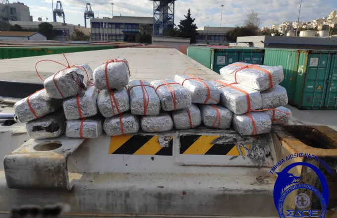 κοκαΐνης 13 κιλά Εντοπίστηκαν σε κοντέινερ στο λιμάνι του Πειραιά | ΣΚΑΪ