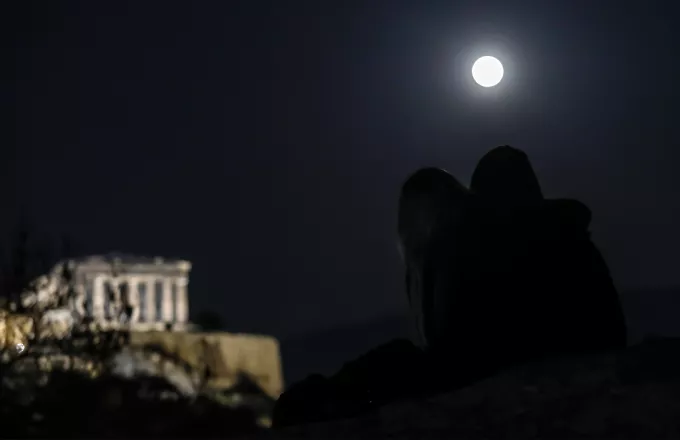 Αρχαιοφύλακες για την ερωτική ταινία στην Ακρόπολη: Να μην ξαναζήσουμε τέτοια ξεφτίλα