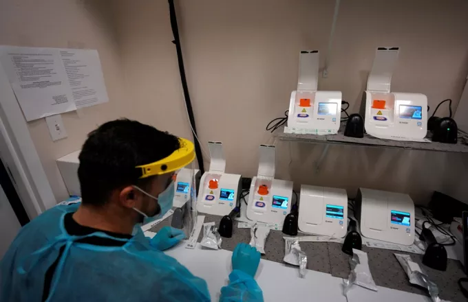 PCR τεστ: «Καμπάνα» 5.000 ευρώ σε όσους παραβιάσουν το πλαφόν των 47 ευρώ 