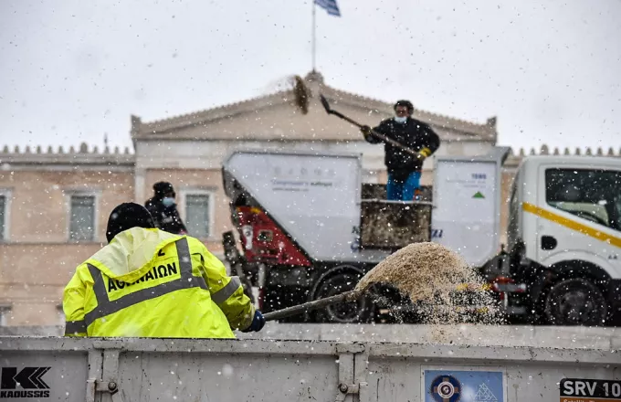 Κακοκαιρία «Ελπίς: 42 μεγάλα οχήματα του δήμου Αθηναίων «σαρώνουν» την πόλη (pics)
