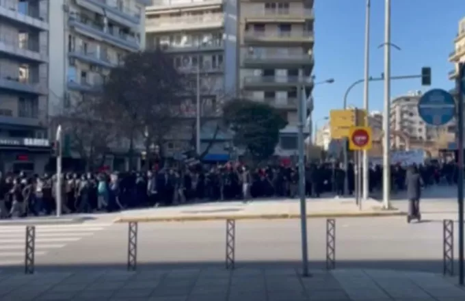 Ένταση σε πορεία στο κέντρο της Αθήνας - Τραυματίστηκαν τρεις αστυνομικοί