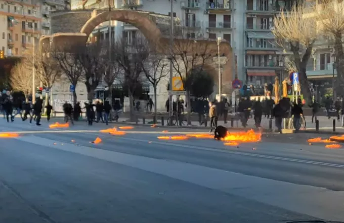 Θεσσαλονίκη: Διαδηλωτής πήρε φωτιά στα επεισόδια- 27 συλλήψεις και 30 προσαγωγές (VIDEO)