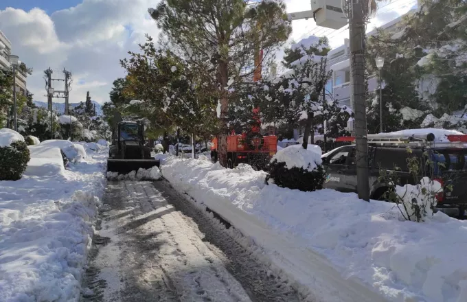 Ποιοι δρόμοι παραμένουν κλειστοί στην Αττική λόγω της χιονόπτωσης-Πού χρειάζονται αλυσίδες